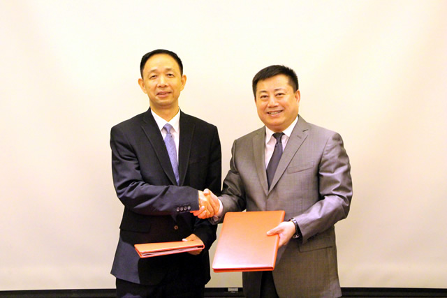 搏达国际控股集团董事局主席牛树海与中国新时代集团执行董事、总经理刘国平亲切握手