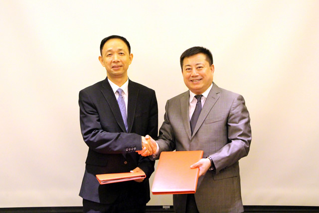 搏达国际控股集团董事局主席牛树海与中国新时代集团执行董事、总经理刘国平亲切握手 搏达国际控股集团董事局主席牛树海与中国新时代集团执行董事、总经理刘国平亲切握手