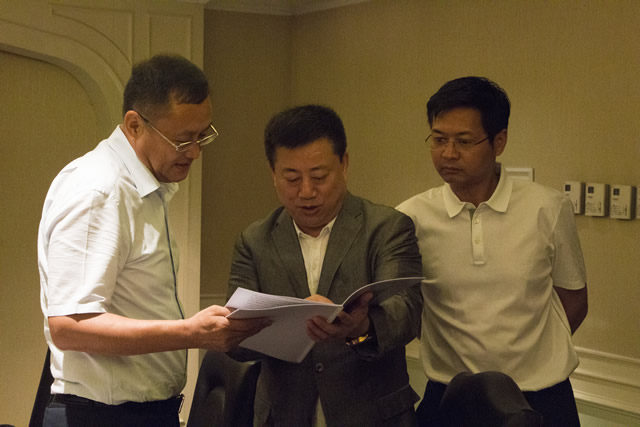 搏达集团董事局主席(中)向中建股份李吉勤(左)、中建三局汤才坤(右)介绍项目情况